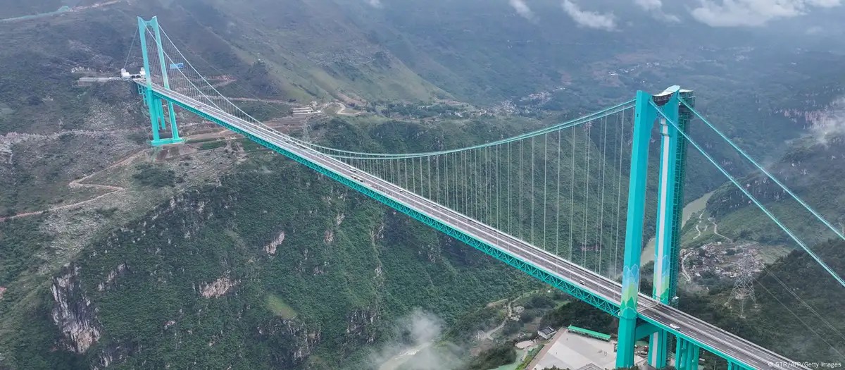 VÍDEO: Veja imagens da ponte mais alta do mundo, inaugurada na China; carros passam 'entre nuvens'