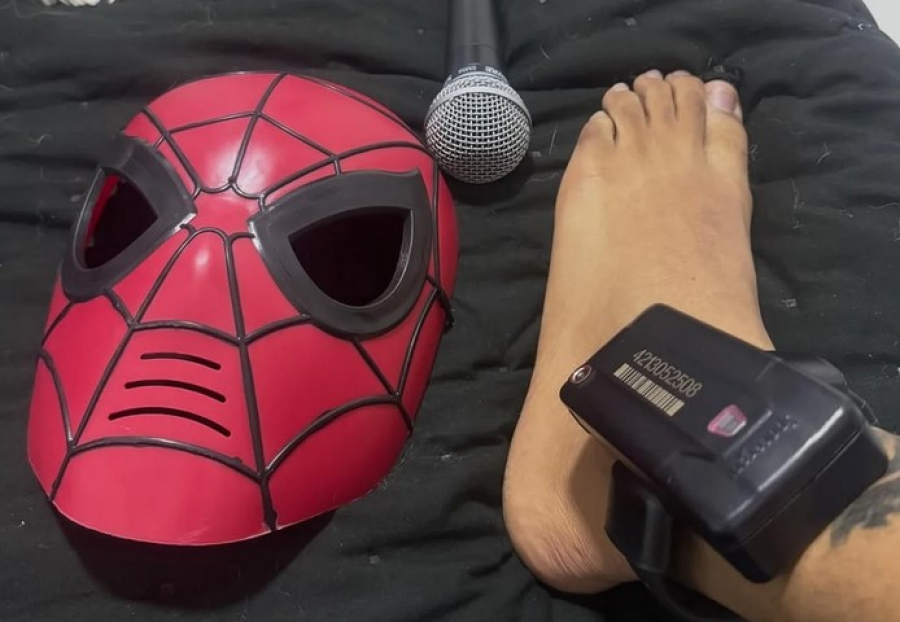 Após deixar a prisão, Oruam exibe tornozeleira eletrônica em vídeo nas redes sociais